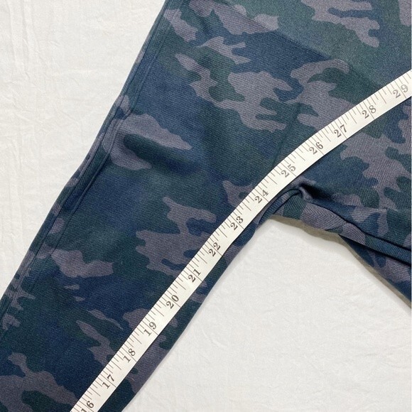 NWT Spanx Look At Me Now Seamless Leggings Black Camo Athleisure Size Small - Picture 13 of 13